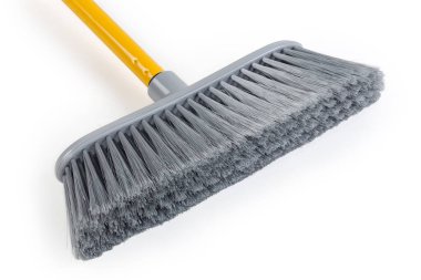 Geniş plastik süpürge fırçası, gri sentetik kıllar, yakın plan beyaz arka plan