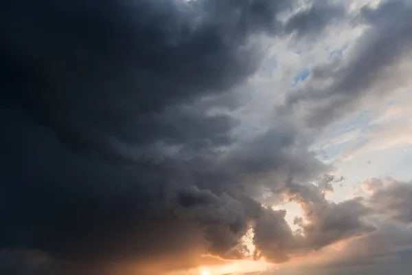 Część Nieba Częścią Gęstej Ciemnej Chmury Burzowej Zachodzie Słońca Lecie — Zdjęcie stockowe
