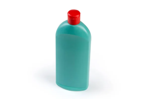 白い背景に赤い蓋を閉じた家庭用洗浄剤の青緑のプラスチックボトル — ストック写真