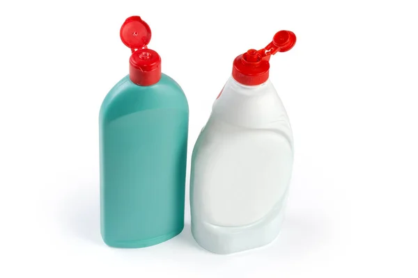 白い背景に赤い蓋を開けた様々な家庭用洗浄剤の青緑と白のプラスチックボトル — ストック写真