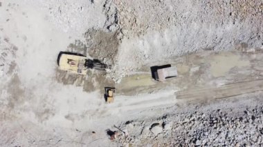Granit ocağındaki maden makinelerinin dikey hava görüntüsü