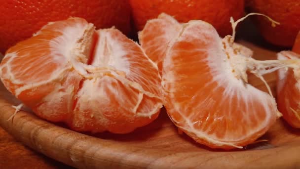 Segmentos Mandarina Frutas Enteras Plato Madera — Vídeo de stock