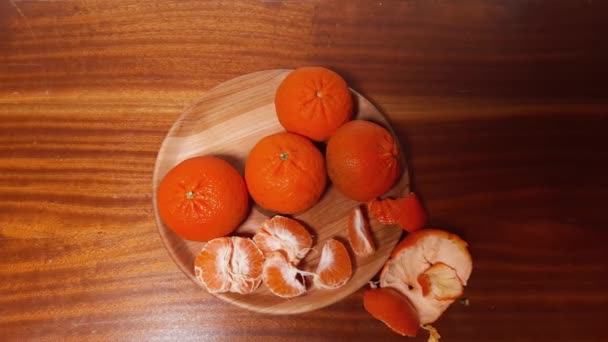 木製の皿の上のみかんと全果実のセグメント — ストック動画