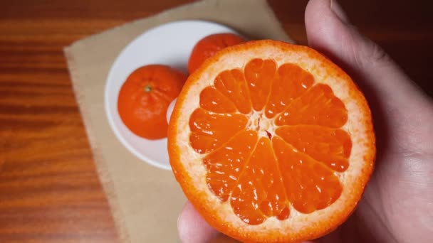 Tangerine Cut Hand Other Whole Tangerines — Stock Video