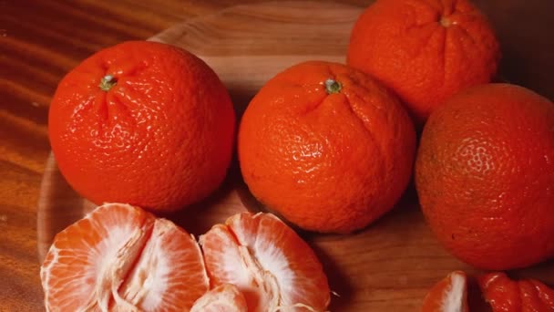 Segments Mandarine Fruits Entiers Sur Plat Bois Vue Dessus — Video