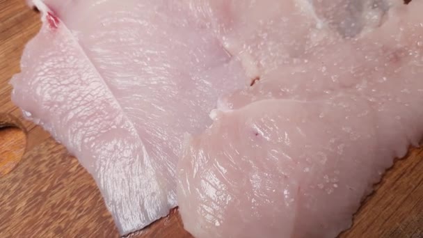 まな板の上で生の塩鶏のステーキ クローズアップ — ストック動画