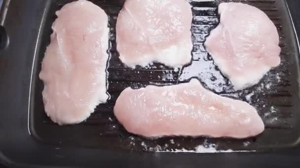 在烤盘上用食用油烤鸡排 — 图库视频影像