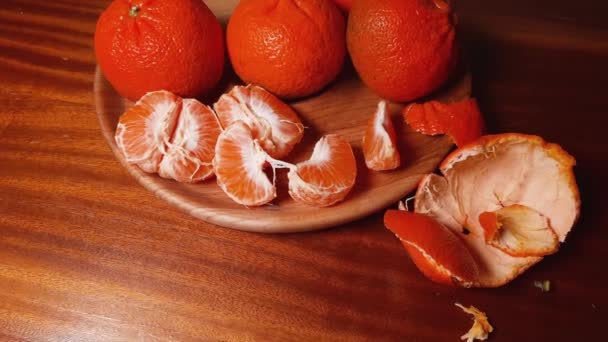 Segments Tangerine Whole Fruits Wooden Dish — Stock Video