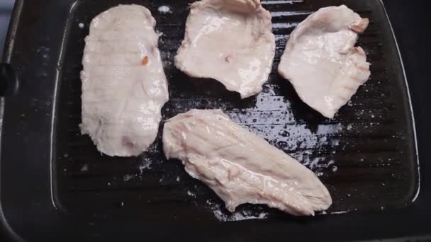 프라이팬에 식용유를 곁들인 닭고기 스테이크 — 비디오