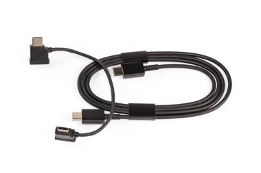 Her iki kenarda USB Tip-C ve beyaz arkaplan üzerinde L biçimli Tip-C eklentileri olan benzer kısa kablo ile siyah adaptör USB USB