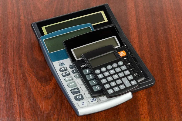 Różne Nowoczesne Elektroniczne Kalkulatory Biurkowe Różnych Rozmiarów Kieszonkowe Kalkulatory Wyświetlaczami — Zdjęcie stockowe