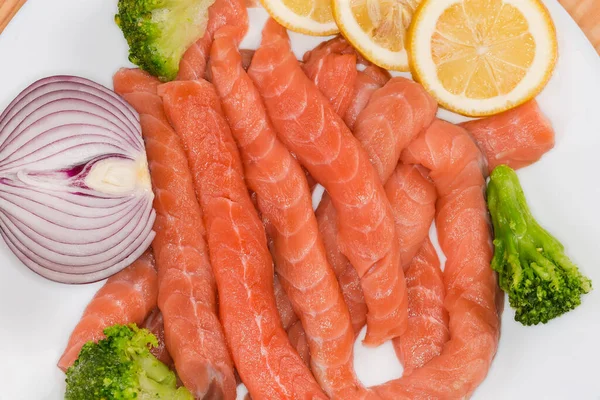 Petites Tranches Longues Saumon Cru Avec Des Morceaux Légumes Des Photos De Stock Libres De Droits