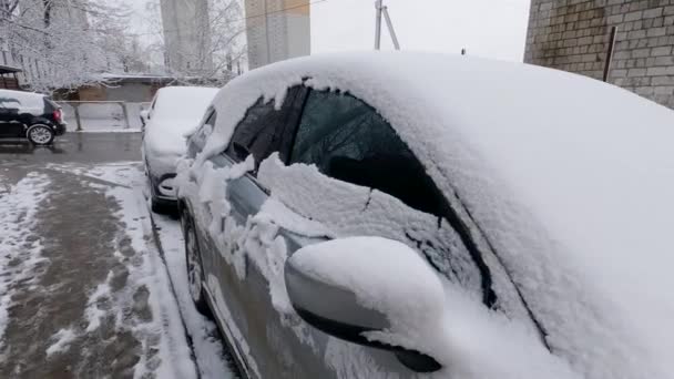 Fragment Der Schneebedeckten Autoseite Auf Einem Parkplatz — Stockvideo