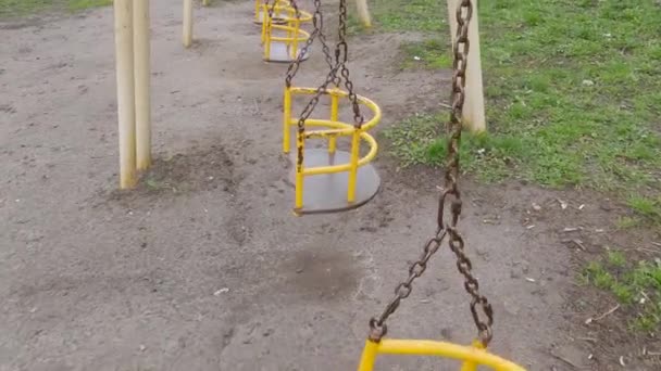 Kinderschaukeln Mit Holzsitzen Ketten Auf Spielplatz Aufgehängt — Stockvideo