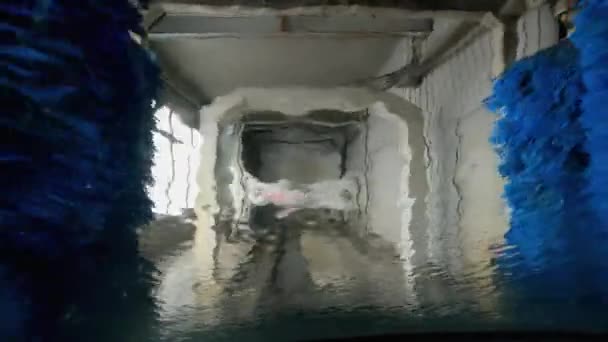 Air Pada Kaca Depan Pada Pencucian Mobil Otomatis Tampilan Dalam — Stok Video