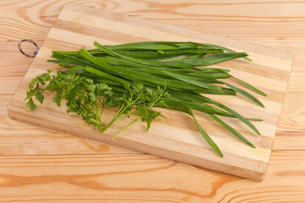 Washed Fresh Green Stems Garlic Parsley Twigs Wooden Bamboo Cutting — Stock Photo, Image