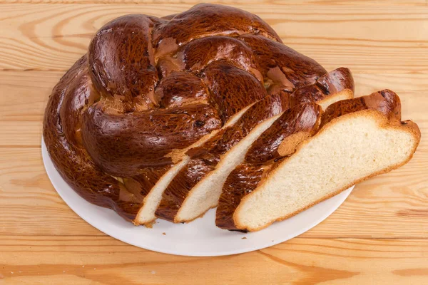 Частично Нарезанный Запеченный Круглый Сладкий Плетеный Хлеб Белом Блюде Деревенском — стоковое фото
