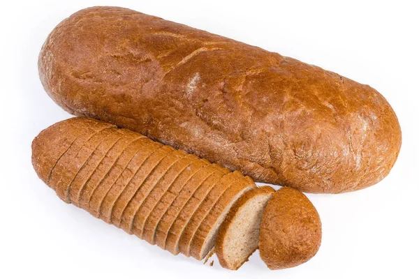 用小麦和黑麦粉与麸皮和类似面包片混合制成的大块全长圆形面包 背景为白色 — 图库照片