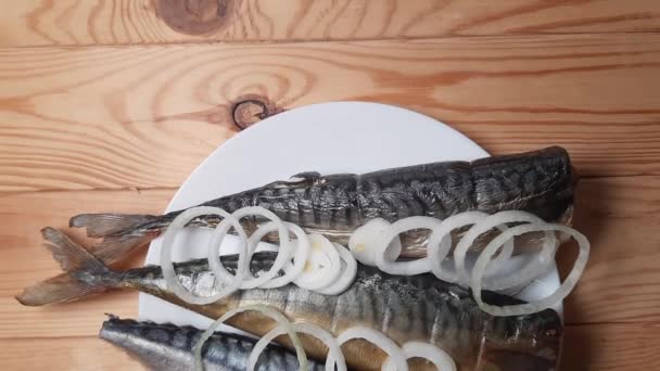 冷烟熏 咸味的鲭鱼 盘上有洋葱 — 图库视频影像