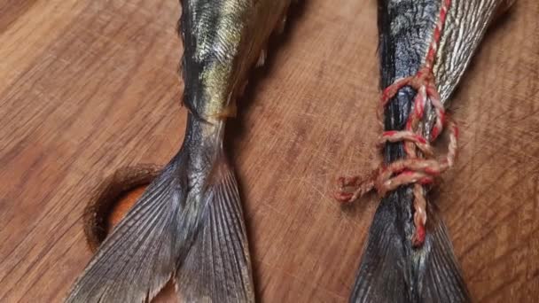 切板上的热熏肉和冷熏肉大西洋鲭鱼 — 图库视频影像