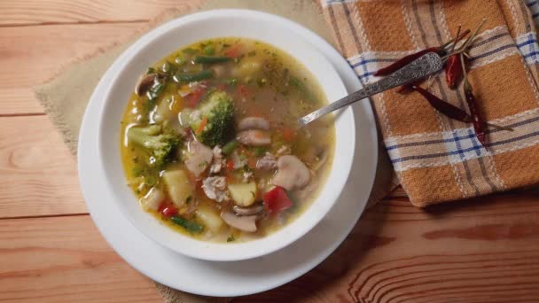 木製のテーブルの上にボウルにキノコと熱い野菜スープ — ストック動画