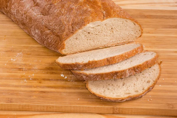 Частично Нарезанный Большой Продолговатый Хлеб Пшеничной Муки Отрубями Разделочной Доске — стоковое фото