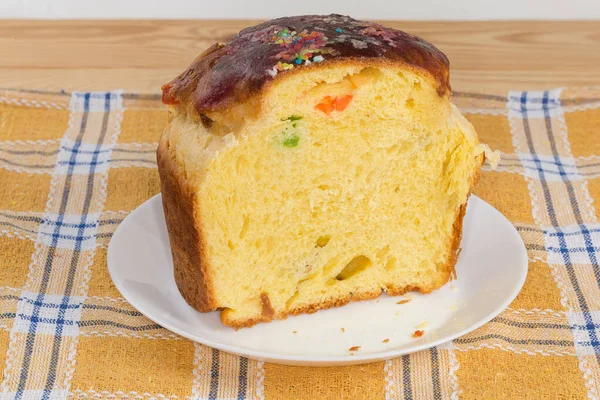 Częściowo Pokrojone Słodkie Ciasto Wielkanocne Rodzynkami Kolorowymi Kandyzowanymi Owocami Białym — Zdjęcie stockowe
