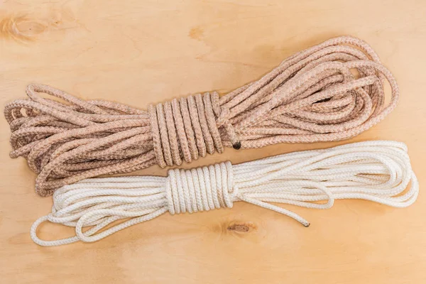 악세서리 무게와 로프를 알파인 매듭으로 밧줄을 저장하고 운송하도록 표면에서 가까이 — 스톡 사진