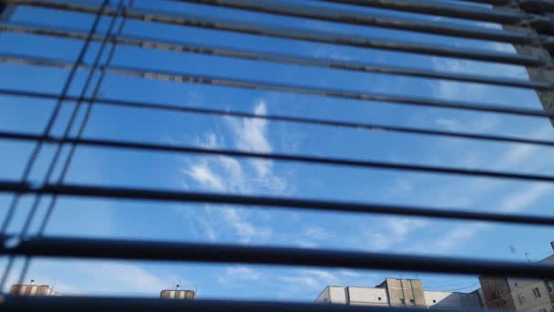 Zvedání Okenních Žaluzií Zavřené Otevřené Pozice Proti Obloze — Stock video