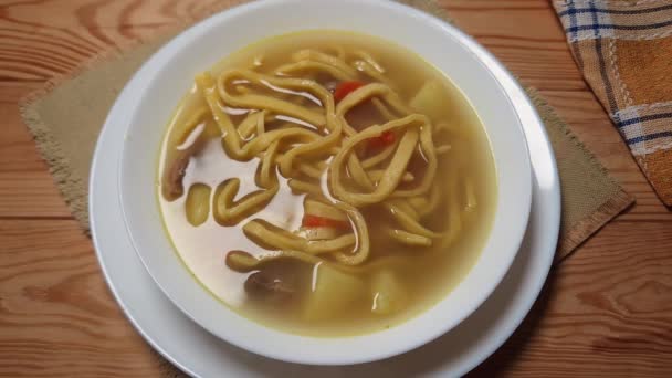 Ζεστό Κοτόπουλο Noodles Σούπα Λευκό Μπολ Στο Ρουστίκ Τραπέζι — Αρχείο Βίντεο