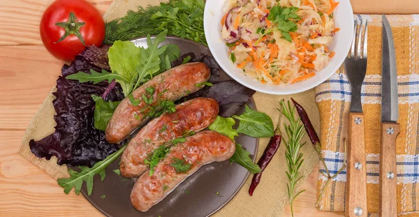 Servir Les Saucisses Courtes Épaisses Cuites Four Avec Des Légumes — Photo