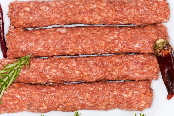 Vários Kebab Lula Cru Prato Entre Alguns Temperos Visão Superior — Fotografia de Stock