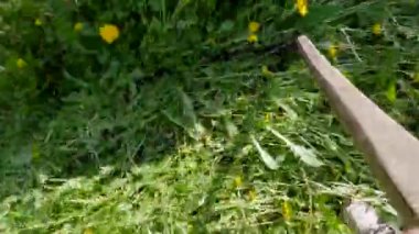 Çimleri tırpanla biçmek, üst manzara