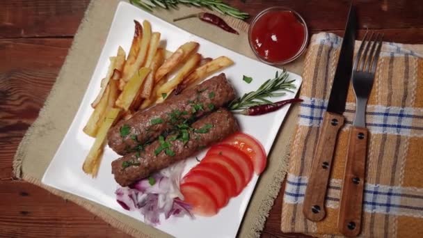 Lula Kebab Med Pommes Frites Rustikt Bord — Stockvideo