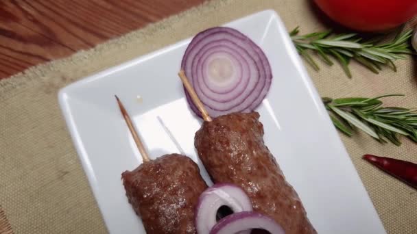 Bakad Lula Kebab Rektangulär Skål Ett Rustikt Bord — Stockvideo