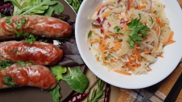 Servindo Salsichas Assadas Com Verduras Salada Chucrute — Vídeo de Stock