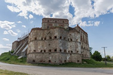 Doğu köşesi kulesi ve savunma duvarlarının bir kısmı kısmen 16. yüzyılın Medzhybizh Kalesi 'nin restorasyon çalışmaları sırasında, Ukrayna