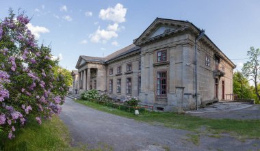 Ukrayna 'nın Maliivtsi köyünde 18. yüzyılın Orlovsky Sarayı olarak bilinen eski bir taş asilzade malikanesi. Kuzey cephesinin panoramik görüntüsü