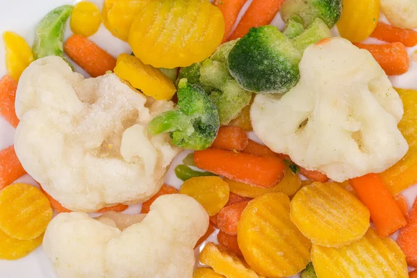 将切片结冰的花椰菜 西兰花和两个品种的胡萝卜混合在一起 在白盘上覆盖着成熟的果冻 顶部近距离观察 — 图库照片