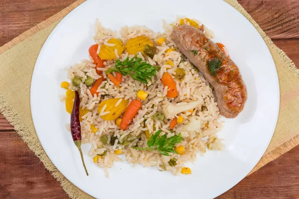 Servírování Rýže Vařené Jinou Zeleninou Pečené Tlusté Krátké Klobásy Bílém — Stock fotografie