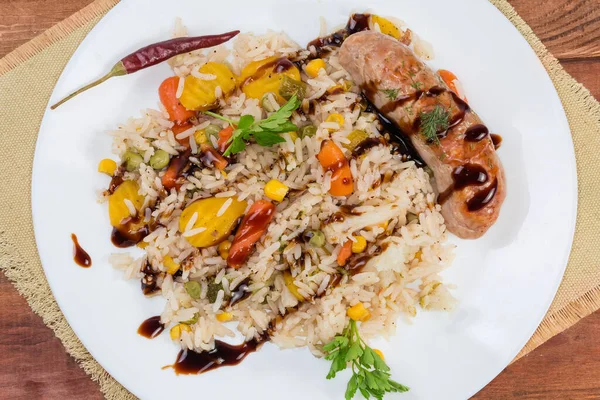 Servírování Rýže Vařená Různou Zeleninou Pečenou Tlustou Krátkou Klobásou Ochucená — Stock fotografie