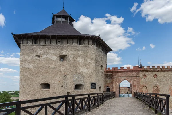 16世纪乌克兰Medzhybizh城堡的骑士塔 城堡桥和主要入口 — 图库照片