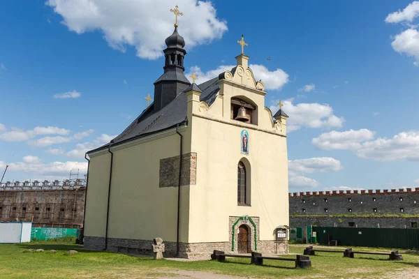 16世纪的东正教圣尼古拉斯城堡教堂 座落在乌克兰Medzhybizh要塞的内院 — 图库照片