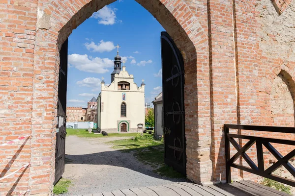 Vnitřní Nádvoří Medžhybizhského Hradu Století Kostelem Mikuláše Ukrajině Pohled Otevřenou — Stock fotografie