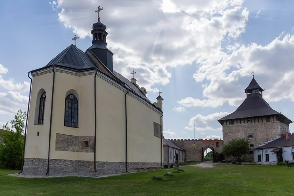 Nicholas城教会と16世紀のMedzhybizh城の中庭 騎士の塔と入り口ゲートと一部の壁 ウクライナ バックライトを表示 — ストック写真