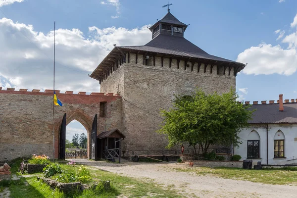 騎士の塔と16世紀のメジヒビッシュ城 ウクライナのメインの入り口 中庭側からの眺め — ストック写真