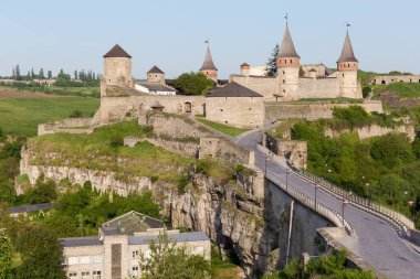 Kamianets-Podilskyi şehrinde, Ukrayna 'da Castle Bridge ile birlikte 14-18 yüzyılın antik kalesi. Bahar sabahı Old Town tarafından genel manzara