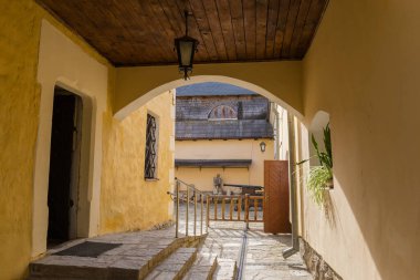 Kamianets-Podilskyi, Ukrayna 'daki Eski Şehir Bölgesi' nin eski evlerinden birinin avlusunda.