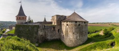 Ukrayna 'nın Kamianet-Podilskyi şehrinde 14.-18. yüzyılın antik kalesi. Şatonun panoramik manzarası bir bahar sabahı yeni kale tarafından batıya doğru.