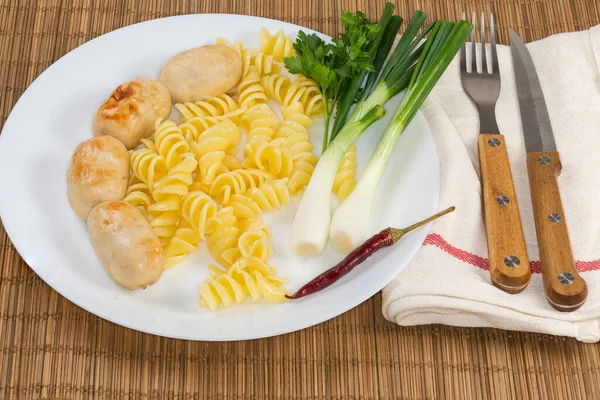 Servire Salsicce Corte Spesse Forno Con Pasta Bollita Spirale Verdure — Foto Stock